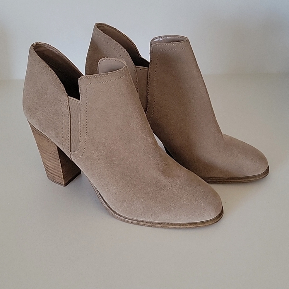 Vince Camuto Tan Suede Bootie Size 10
